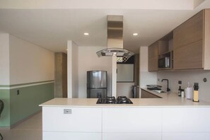 Appartement, plusieurs lits, balcon, vue ville (Ekkos 902) | Cuisine privée