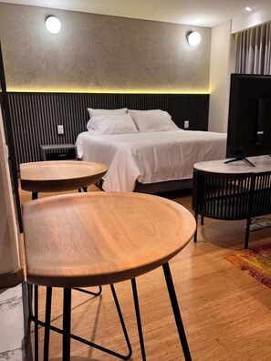 Apartment, 1 Queen Bed with Sofa bed, Balcony, City View (La Primera 412) | 1 bedroom, individually decorated, individually furnished, bed sheets - Stunning Studio in Candelaria (Bogotá)