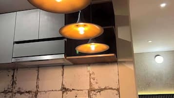 Departamento, 1 cama Queen size y sofá cama, balcón, vista a la ciudad (La Primera 412) | Cocina privada | Cafetera y tetera