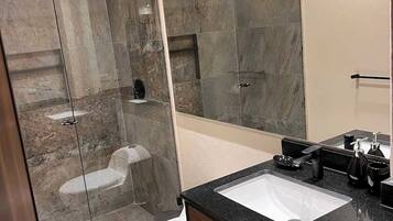 Departamento, 1 cama Queen size y sofá cama, balcón, vista a la ciudad (La Primera 412) | Baño | Toallas