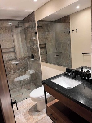 公寓, 1 张大床和 1 张沙发床, 阳台, 城市景观 (La Primera 412) | 浴室 | 毛巾