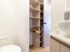 Departamento, varias camas, balcón, vista a la ciudad (Ekkos 402) | Baño | Toallas