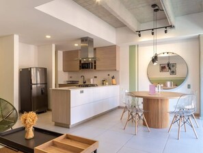 Appartement, plusieurs lits, balcon, vue ville (Ekkos 402) | Cuisine privée | Cafetière/bouilloire