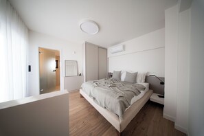 Dúplex de lujo, vistas a la ciudad | Caja fuerte, espacio para trabajar con un portátil, cortinas opacas