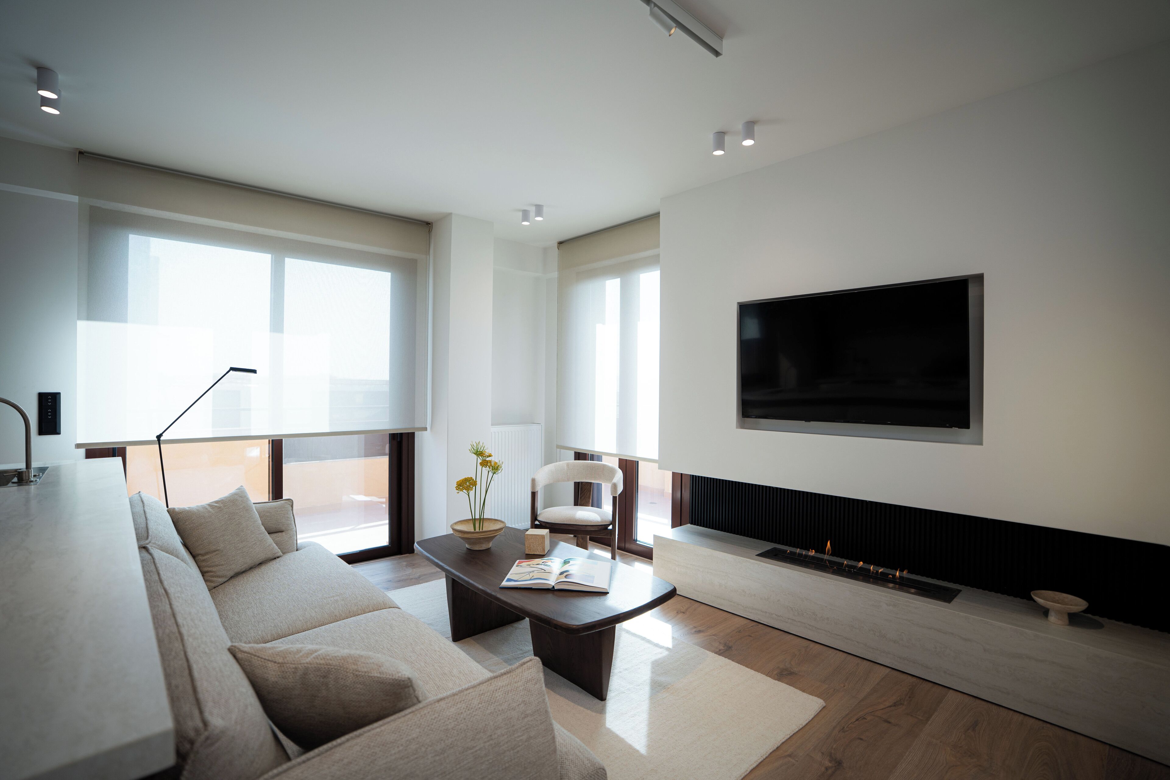 Ein modernes Wohnzimmer mit einer Couch, einem Couchtisch und einem Kamin.