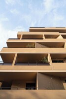 Un edificio de varios pisos con balcones y ventanas.