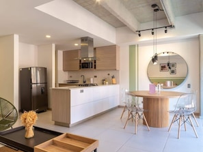 Appartement, plusieurs lits, balcon, vue ville (Ekkos 602) | Cuisine privée | Cafetière/bouilloire