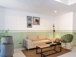 Appartement, plusieurs lits, balcon, vue ville (Ekkos 602) | Coin séjour