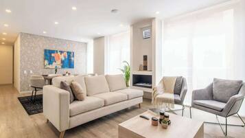 Apartment, Multiple Beds, Balcony, City View (Balcones 302) | Living area