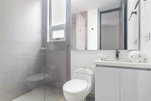 Apartment, Multiple Beds, Balcony, City View (Balcones 302) | Bathroom | Designer toiletries, towels - Classy 3BR Apartment in Usaquén (Bogotá)