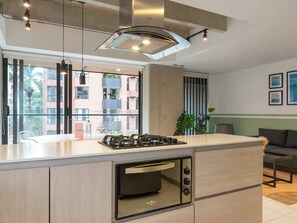 Appartement, Meerdere bedden, balkon, uitzicht op de stad (Ekkos 302) | Privékeuken | Een koffiezetapparaat/waterkoker