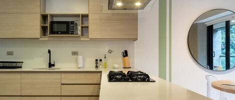 Appartement, Plusieurs lits, balcon, vue sur la ville (Ekkos 302) | Cuisine privée | CafetiÚre-théiÚre