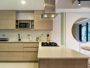 Appartement, plusieurs lits, balcon, vue ville (Ekkos 302) | Cuisine privée