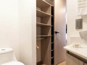 Apartment, Mehrere Betten, Balkon, Stadtblick (Ekkos 302) | Badezimmer