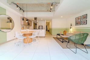 Apartment, Mehrere Betten, Balkon, Stadtblick (Ekkos 201) | Innenbereich