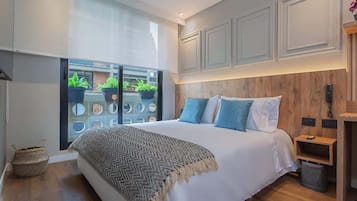 Apartamento, 1 cama Queen, sacada, vista para a cidade (UNIVERSAL 307) | 1 quarto, individualmente decorados, individualmente mobiliados