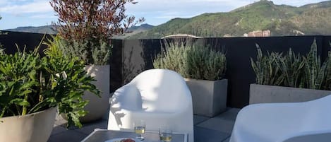 Apartment, 1 Queen Bed, Balcony, City View (UNIVERSAL 307) | Terrace/patio