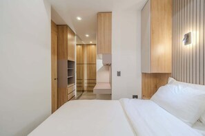 Apartment, 2 Queen Beds, Balcony, City View (Oruga 403) | 2 bedrooms, individually decorated, individually furnished, bed sheets