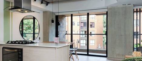 Appartement, plusieurs lits, balcon, vue ville (Ekkos 502) | Vue de la chambre