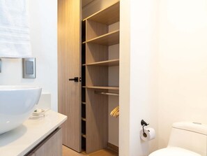 Articles de toilette griffés, serviettes fournies