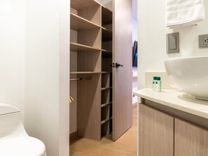 Appartement, Meerdere bedden, balkon, uitzicht op de stad (Ekkos 202) | Badkamer | Designer toiletartikelen, handdoeken