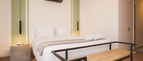 アパートメント ベッド (複数台) バルコニー シティビュー (Ekkos 802) | 3 室のベッドルーム、客室ごとに異なる装飾、客室ごとに異なるインテリア、ベッドシーツ