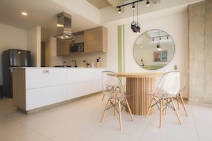 Appartement, plusieurs lits, balcon, vue ville (Ekkos 802) | 3 chambres, décoration personnalisée, ameublement personnalisé