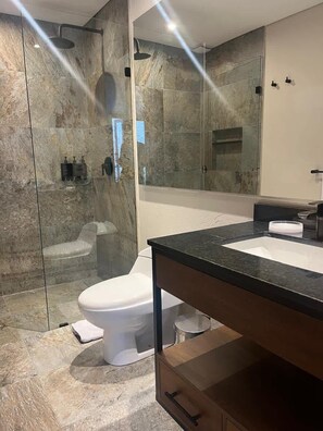 Apartment, 1 Queen Bed, Balcony, City View (La Primera 206) | Bathroom | Towels - Amazing Studio in Candelaria - La Primera 206 (Bogotá)