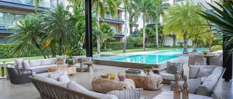 Una piscina al aire libre