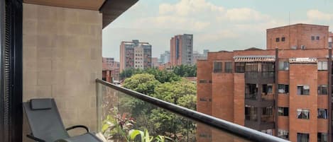 Appartement, plusieurs lits, balcon, vue ville (Ekkos 801) | Vue de la chambre