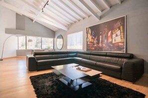 Living area - Amazing 6BR Oasis in Poblado MDE (Medellín)