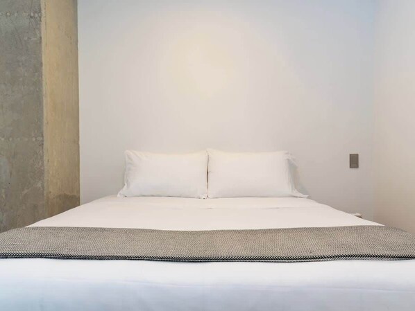 Apartment, Multiple Beds, Balcony, City View (Ekkos 701) | 3 bedrooms, individually decorated, individually furnished, bed sheets