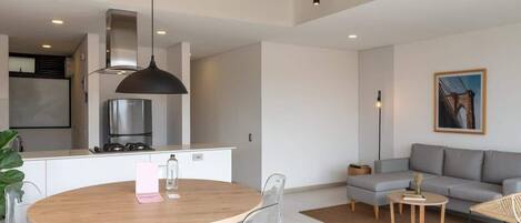 Appartement, Plusieurs lits, balcon, vue sur la ville (Ekkos 701) | Intérieur