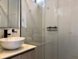 Lejlighed - 1 queensize-seng - balkon - byudsigt (Ekkos 1001) | Badeværelse | Designertoiletartikler, håndklæder