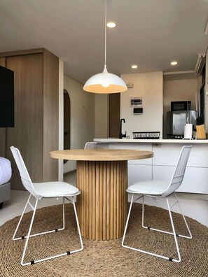 Apartment, 1 Queen Bed, Balcony, City View (Ekkos 1001) | Dining