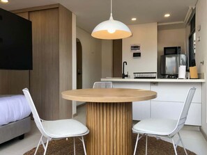 Apartment, 1 Queen Bed, Balcony, City View (Ekkos 1001) | Dining