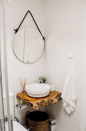 Sèche-cheveux, serviettes fournies, savon, papier toilette