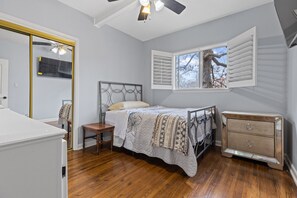 3 bedrooms, desk, iron/ironing board, free WiFi