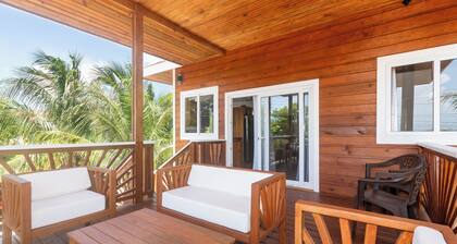 Charming 2-bedroom cabin in the vibrant West End, Roatan with WiFi, AC