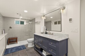 Douche, sèche-cheveux, serviettes fournies, savon