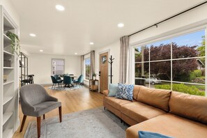 Smart-TV, bøker, filmbibliotek og stereoanlegg