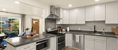 Een koelkast, een microgolfoven, een oven, een kookplaat