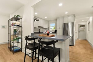 Kjøleskap, mikrobølgeovn, ovn og kokeplater