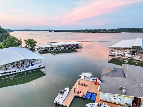 24 Guest Lake Hangout with 12 beds!