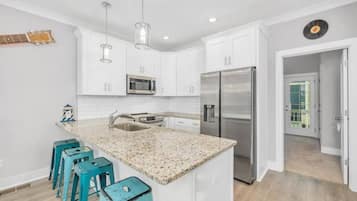 Een koelkast, een magnetron, een oven, een kookplaat