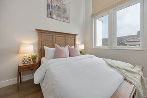 4 bedrooms, iron/ironing board, free WiFi, bed sheets