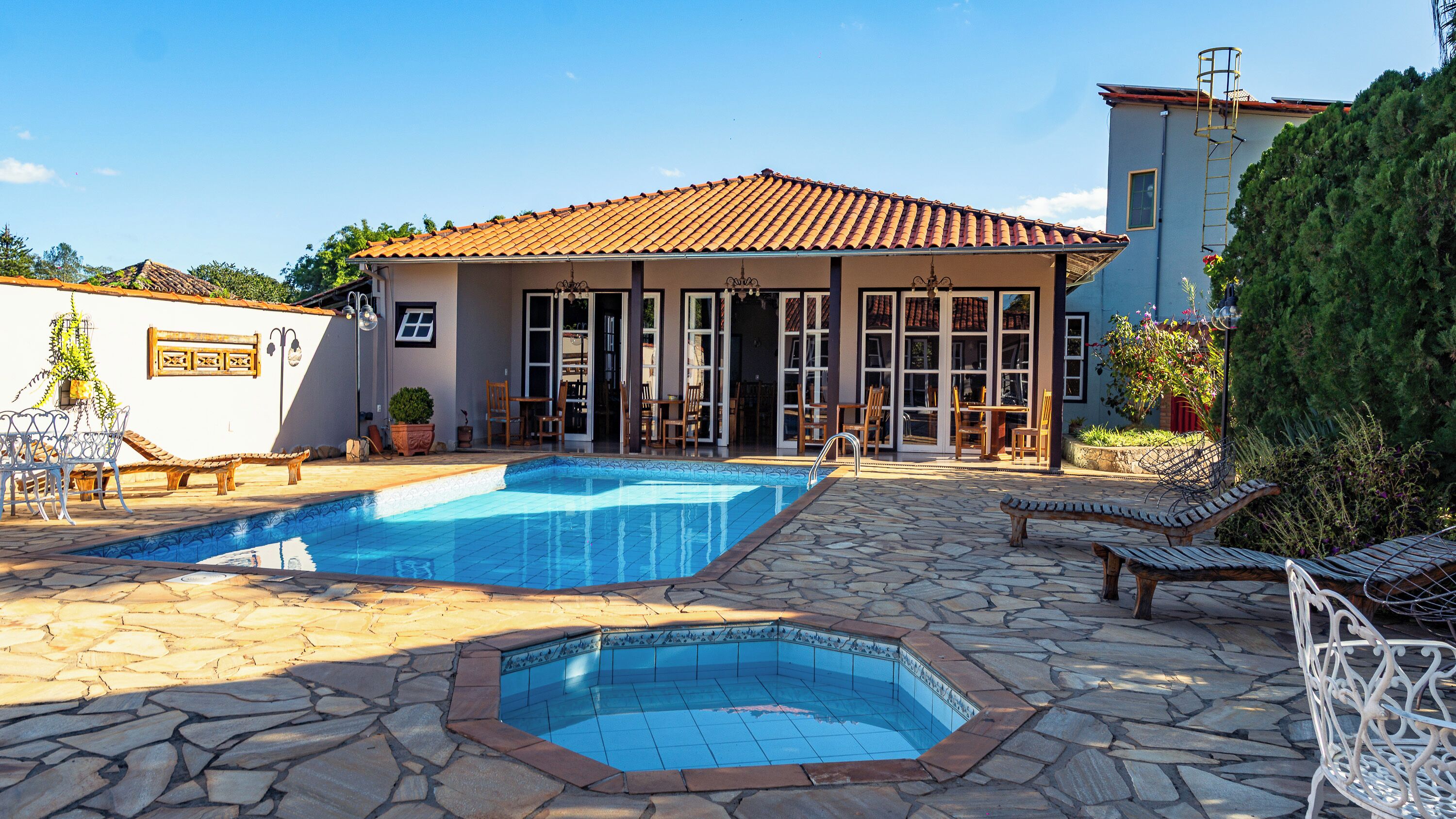 Una piscina al aire libre