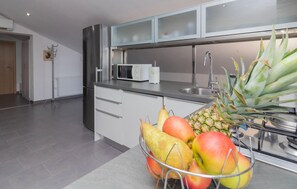 Kylskåp, ugn, spishäll och diskmaskin