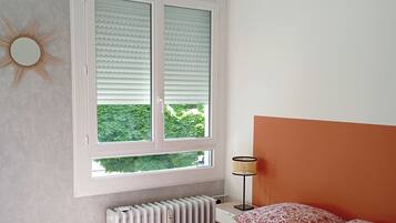 3 slaapkamers, een strijkplank/strijkijzer, wifi, beddengoed