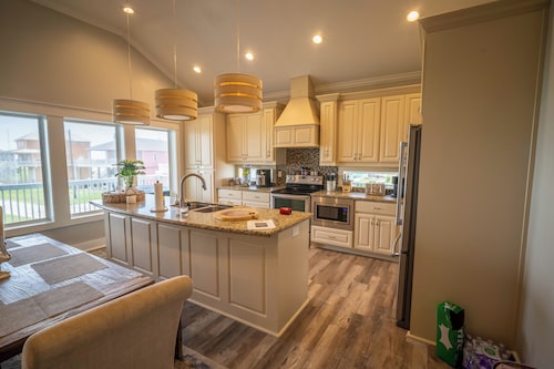 Steps to the beach / Hot Tub / Golf Cart / Chef's Dream Kitchen / Sleeps 10+